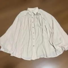 ベージュの長袖シャツ レースディテール付き