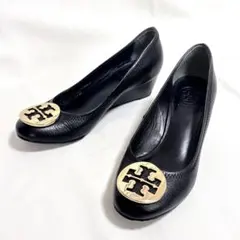 トリーバーチ レザーウェッジソールパンプス ゴールドロゴ金具 ブラック シボ革のサムネイル