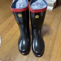 黒いゴム長靴 赤いストライプ