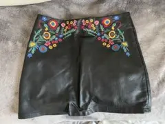 手刺繍入りの手の凝ったZARAミニスカート　相当可愛いです