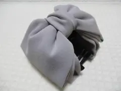 ライトグレー系色の生地のリボン型　バンスクリップ
