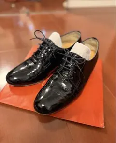 エナメルレザー ブラック レースアップシューズ