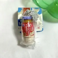 雪印メグミルク ミニチュアチャーム 〈おいしい雪印メグミルク牛乳（瓶）〉