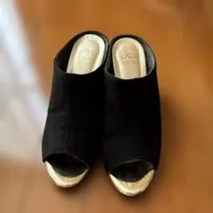 黒 スエード オープントゥミュール