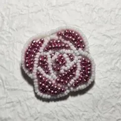 【ハンドメイド】ビーズ刺繍ブローチ（バラ①）