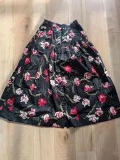 フレアスカート 花柄 黒　アツキオオニシ　A.O.