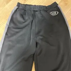 黒のロングパンツ サイドストライプ付き