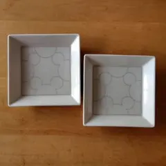 ディズニー　ミッキーマウス　幾何学模様 白 四角皿 2枚セット