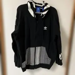 adidas 黒 パーカー ロゴ