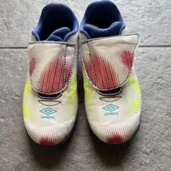umbro サッカーシューズ 人工芝用 ホワイト/レッド/イエロー　17センチ