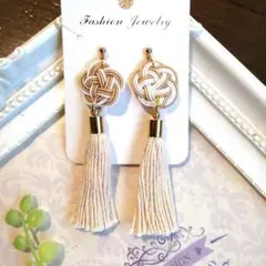 水引アイボリータッセル結び目デザインピアス/イヤリングハンドメイド)(