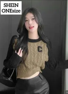 【大人気・韓国風】Cロゴ クロップド丈 ケーブルニットセーター ブラックFREE