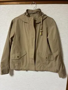 ベージュ フード付き ジャンパー