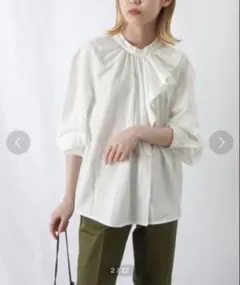 美品☆長袖ブラウス　ホワイトフリー フリル ギャザー パールのサムネイル