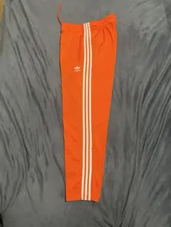 オレンジ 3本ライン adidas ジャージパンツ