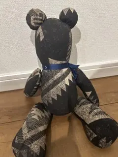 幾何学模様のクマのぬいぐるみ