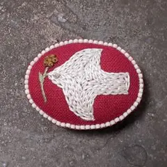 ■ビーズ刺繍ブローチ　白い小鳥モチーフ