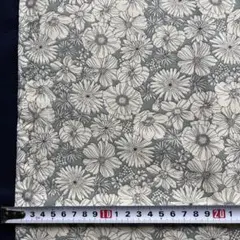 (516)ハギレ　グレー 花柄 コットンプリント　約108cm x 45cm