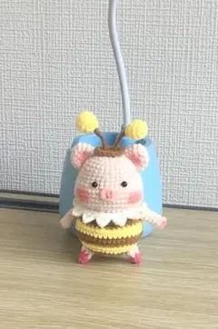 蜂の衣装の豚あみぐるみキーホルダー付き
