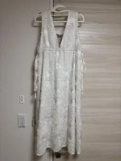 白色 無袖 V領 連衣裙