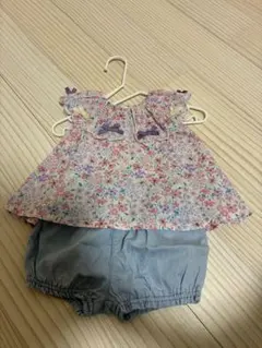 petit main フリル付き花柄トップスとショートパンツセット