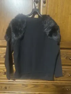 ファー付き黒ニットセーター