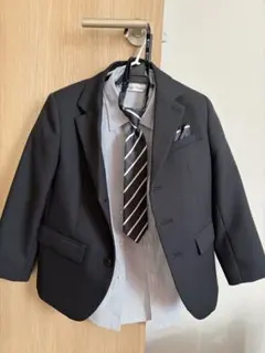 キッズフォーマルスーツ（黒）ストライプシャツ・ネクタイ付き 120B