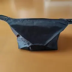 ナイロン製黒ポーチ