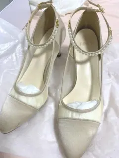 エメ パールストラップ付きパンプス