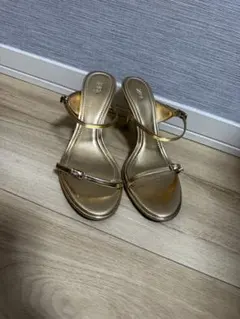 ゴールド ストラップ付き高ヒールサンダル