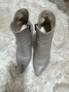 DIANA ベージュ ポインテッドトゥ ショートブーツのサムネイル