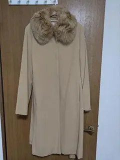 ベージュ ロングコート ファー襟付き