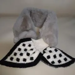 ファーとニットの水玉模様マフラー