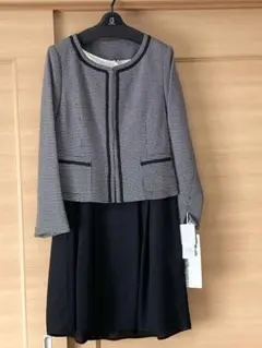 グレーと黒のジャケットとドレスセット