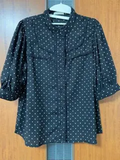 スタンドフリルドットブラウス