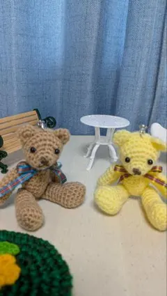ハンドメイド　クマの編みぐるみ２点セット　ストラップ付き　イエロー＆ベージュ
