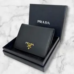 【超極美品】PRADA 三つ折り財布　三角プレート　黒　サフィアーノ 美品 プラダ 三つ折り財布 サフィアーノレザー コンパクト 三角