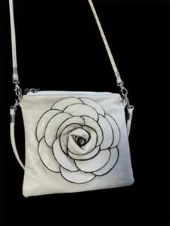 花モチーフ ホワイトポーチ