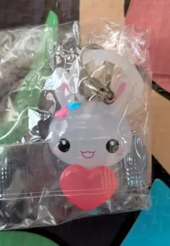 ハートを抱えたうさぎのマスコットチャーム