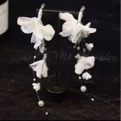 花びらフラワーパールロングイヤリングウェディング結婚式ブライダル白アクセサリーa