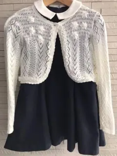 組曲の紺色のワンピースと花柄とフリルのついたカーディガンです♫