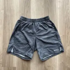 2XU グレー ドットパターン ショートパンツ