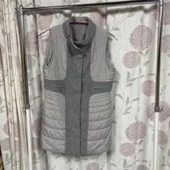 グレー ノーカラー ダウン風ベスト