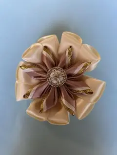 花型コサージュ ベージュとブラウン　カバンにワンポイント