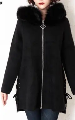 ファー付きフードの黒ロングコート