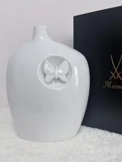 Meissen ホワイト花瓶 蝶の装飾のサムネイル