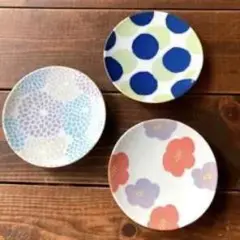 カラフルな花柄とドット柄の皿3枚セット