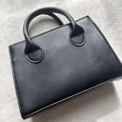 黒い合成皮革ハンドバッグ