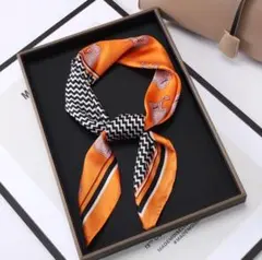 スカーフ　オレンジ　大判　首元　ヘアアレンジ　バンダナ　上品　シルク調　春　夏