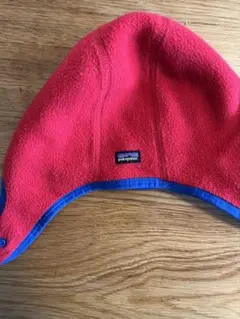 パタゴニア　赤いフリース耳あて付き帽子